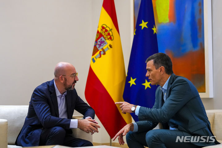 [마드리드=AP/뉴시스] 페드로 산체스(오른쪽) 스페인 총리가 스페인 마드리드를 방문한 샤를 미셸 유럽연합(EU) 상임의장과 회담하고 있다. 스페인은 6월 12일 유럽연합 가입 40주년 축하행사를 거행했다. 2025. 06.13.