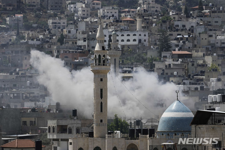 [AP/ 뉴시스] 3일 야간부터 아침까지 서안지구 제닌 난민촌에 대한 이스라엘군의 공격이 이어졌다. 2023. 07. 03. 