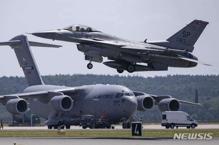 [스팡달렘(독일)=AP/뉴시스]독일 스팡달렘의 공군기지에서 지난 6월14일 미 공군의 F-16 전투기가 훈련을 위해 이륙하고 있다. 세르게이 라브로프 러시아 외무장관은 "러시아는 북대서양조약기구(나토)가 우크라이나에 F-16 전투기를 제공할 경우 이를 핵 분야에서 러시아에 대한 서방의 위협으로 간주할 것"이라고 말했다고 CNN이 13일 보도했다. 2023.07.13. 