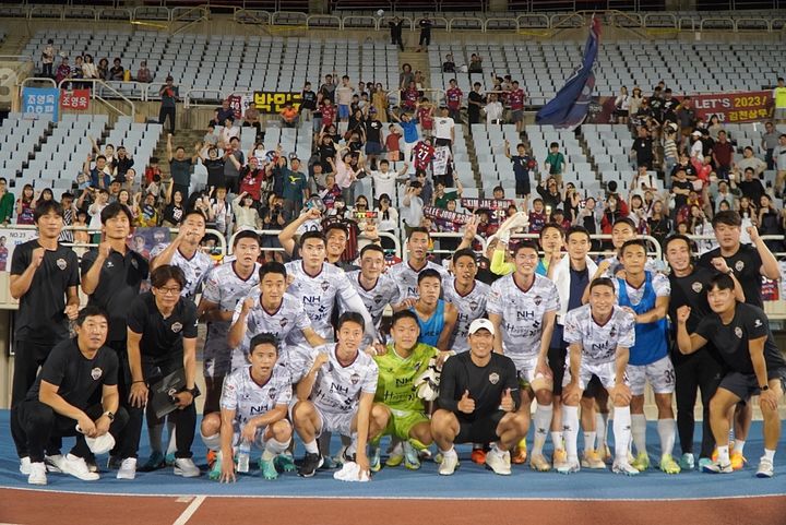 부천 전 승리 후 기념사진 찍는 선수들 (사진=김천상무 제공) *재판매 및 DB 금지