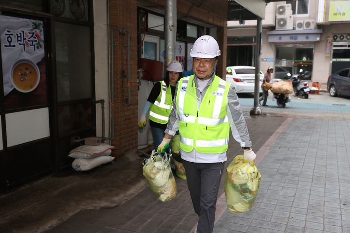 [고성(경남)=뉴시스] 신정철 기자= 이상근 경남 고성군수가 취임 1주년을 맞아 3일 새벽 환경미화원과 함께 주민들이 배출한 종량제 봉투를 직접 수거하며 구슬땀을 흘리고 있다.(사진=고성군 제공).2023.07.03. photo@newsis.com *재판매 및 DB 금지