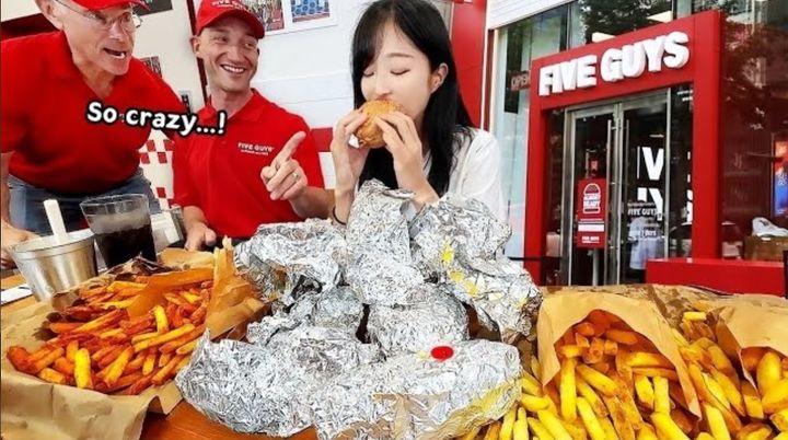 먹방 유튜버 쯔양이 26일 강남역에 오픈한 파이브 가이즈 한국 1호점에 방문해 버거 8개 먹방을 선보이며 직원들까지 놀라게 했다.(사진=쯔양 유튜브 캡처) *재판매 및 DB 금지