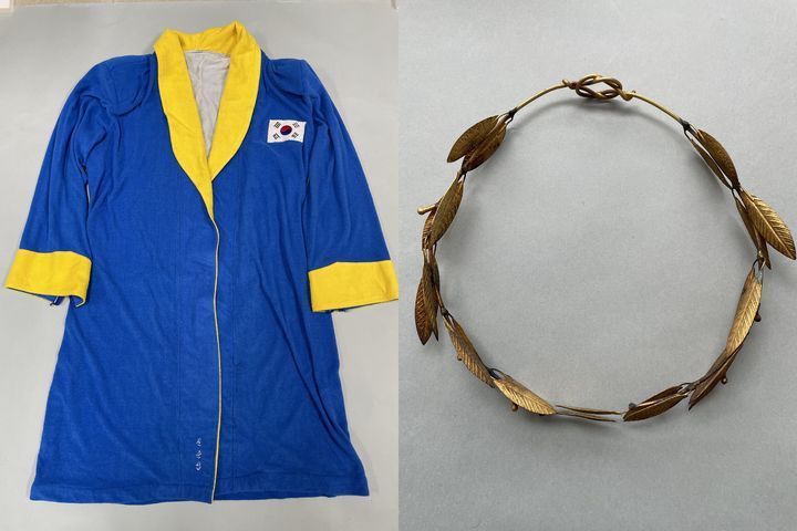 [전주=뉴시스] 왼쪽부터 1994년 당시 착용했던 복싱 가운과 월계관.&nbsp; *재판매 및 DB 금지