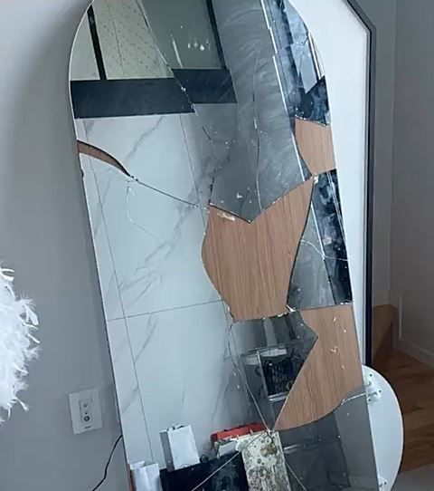 여자친구 B씨 집에 있던 거울이 깨져 있는 모습 (사진='케어' 사회관계망서비스(SNS) 캡쳐) *재판매 및 DB 금지