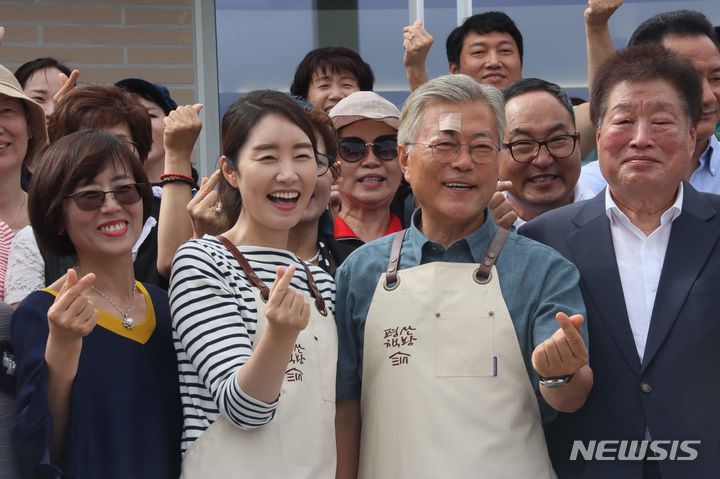 [서울=뉴시스] 강선우 더불어민주당 의원이 지난 1일 평산책방을 방문했다며 문재인 전 대통령과 함께한 사진을 소셜미디어에 올렸다. (사진=강선우 의원 페이스북) 2023.07.03