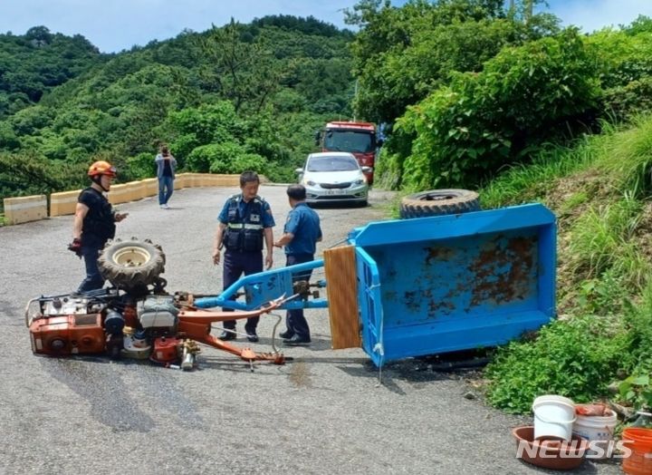 [여수=뉴시스] 전남 여수시 돌산읍 한 오르막길에서 경운기가 넘어져 4명의 사상자가 발생해 경찰과 소방 당국이 안전 조치를 하는 모습. (뉴시스 DB) photo@newsis.com