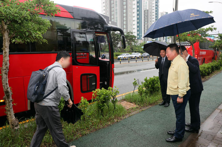 [무안=뉴시스]김산(오른쪽 앞줄) 무안군수가 출근하는 근로자를 찾아 인사를 나누고 있다.(사진=무안군 제공) *재판매 및 DB 금지