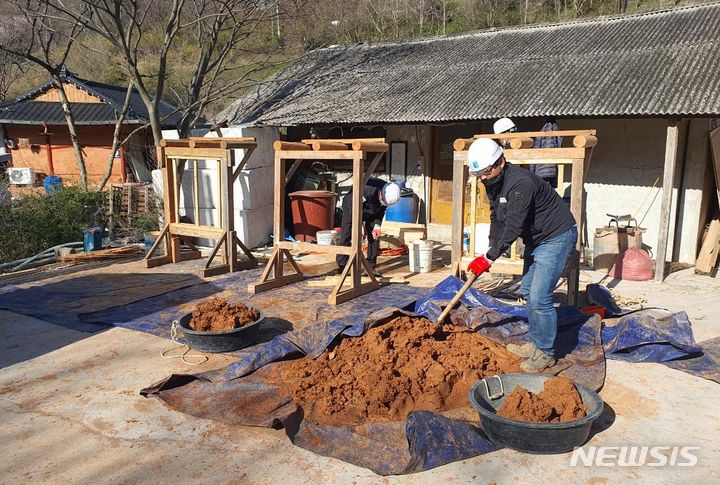 [전주=뉴시스]윤난슬 기자 = 전북대 한옥 관련 조직은 지난 4월 시행된 문화재수리기능자 시험에서 한식미장, 한식목공(대목수), 번와와공, 조경공, 실측설계사보 등 분야에서 13명의 합격자를 배출했다고 3일 밝혔다.(사진=전북대 제공) 