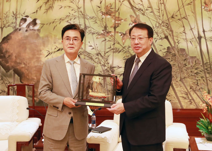 [홍성=뉴시스] 중국을 순방 중인 김태흠 충남지사가 상하이시청 접견실에서 궁정 시장에게 기념품으로 거북선 모형을 전달하고 있다. *재판매 및 DB 금지