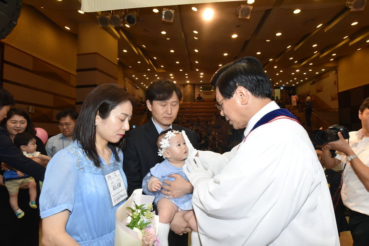 [서울=뉴시스] 지난 6월25일 여의도순복음교회에서 열린 헌아식에서 이영훈 담임목사(오른쪽)가 아기를 축복하고 있다. (사진=여의도순복음교회 제공) 2023.07.03. photo@newsis.com  *재판매 및 DB 금지