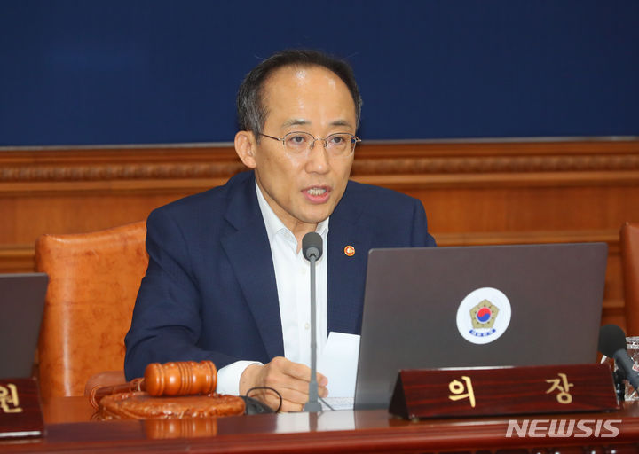 [서울=뉴시스] 배훈식 기자 = 추경호 경제부총리 겸 기획재정부 장관이 서울 종로구 정부서울청사에서 열린 국무회의에 참석해 발언하고 있다. 2023.07.03. dahora83@newsis.com