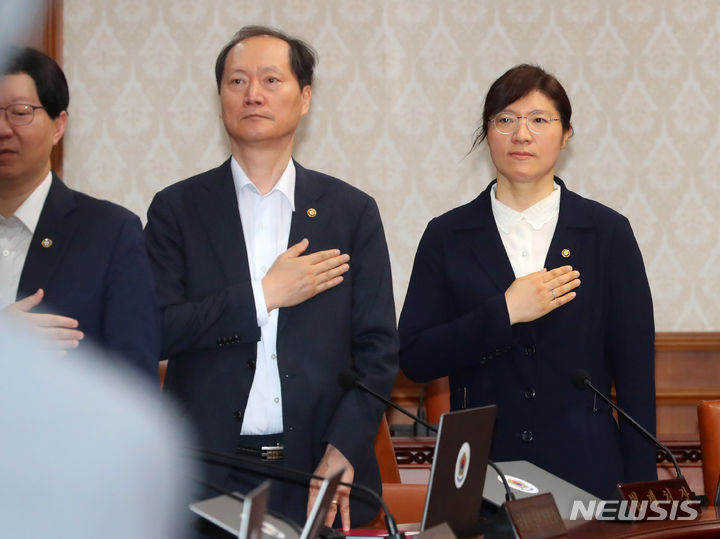 [서울=뉴시스] 배훈식 기자 = 장미란 신임 문화체육관광부 제2차관이 3일 오전 서울 종로구 정부서울청사에서 열린 국무회의에 참석해 국민의례를 하고 있다. 2023.07.03. dahora83@newsis.com