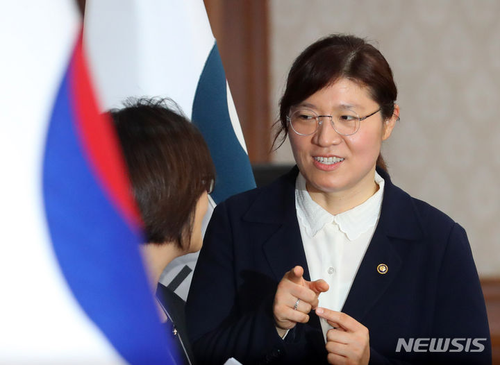 [서울=뉴시스] 배훈식 기자 = 장미란 신임 문화체육관광부 제2차관이 3일 오전 서울 종로구 정부서울청사에서 열린 국무회의에 참석해 직원에게 질문을 하고 있다. 2023.07.03. dahora83@newsis.com