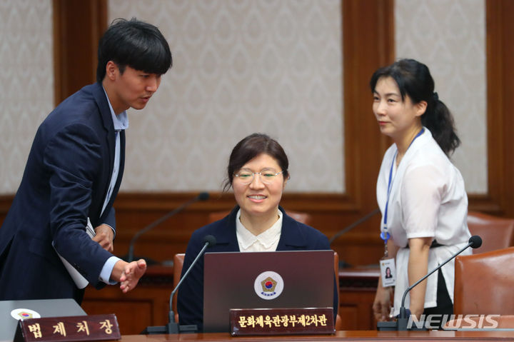 [서울=뉴시스] 배훈식 기자 = 장미란 신임 문화체육관광부 제2차관이 3일 오전 서울 종로구 정부서울청사에서 열린 국무회의에 참석해 직원들의 설명을 듣고 있다. 2023.07.03. dahora83@newsis.com