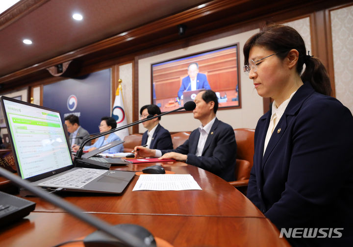 [서울=뉴시스] 배훈식 기자 = 장미란 신임 문화체육관광부 제2차관이 3일 오전 서울 종로구 정부서울청사에서 열린 국무회의에 참석해 추경호 경제부총리 겸 기획재정부 장관의 발언을 듣고 있다. 2023.07.03. dahora83@newsis.com