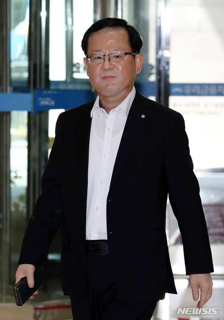 [서울=뉴시스] 조성우 기자 = 조병규 우리은행장 내정자가 3일 오전 서울 중구 우리은행 본점에 출근하고 있다. 2023.07.03. xconfind@newsis.com