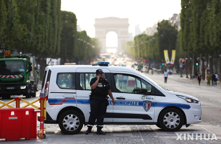 [파리=AP/뉴시스] 프랑스 남서부 보르도 시내에서 3명의 남성이 싸우다 그 중 한 명이 흉기로 2명을 살상후 경찰에 피살당했다고 르 피가로 지가 4월10일 보도했다. 사진은 지난 해 7월 경찰의 청소년 사살로 전국적인 시위가 일어나자 경찰차량이 파리시내 샹젤리제를 막고 경비중인 모습. 2024. 04. 11.  