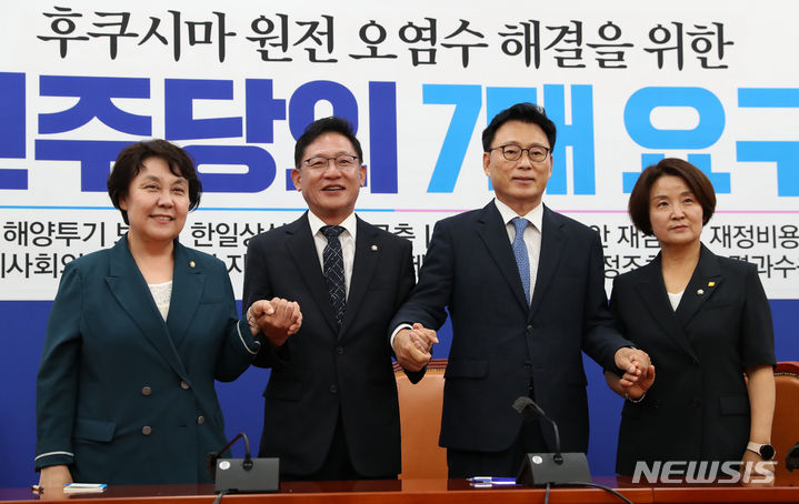 [서울=뉴시스] 이영환 기자 = 박광온 더불어민주당 원내대표와 배진교 정의당 원내대표, 정춘숙 더불어민주당 원내정책수석부대표와 이은주 정의당 원내수석부대표가 3일 오전 서울 여의도 국회에서 회동에 앞서 기념촬영을 하고 있다. 왼쪽부터 정 원내정책수석부대표, 배 원내대표, 박 원내대표, 이 원내수석부대표. 2023.07.03. 20hwan@newsis.com
