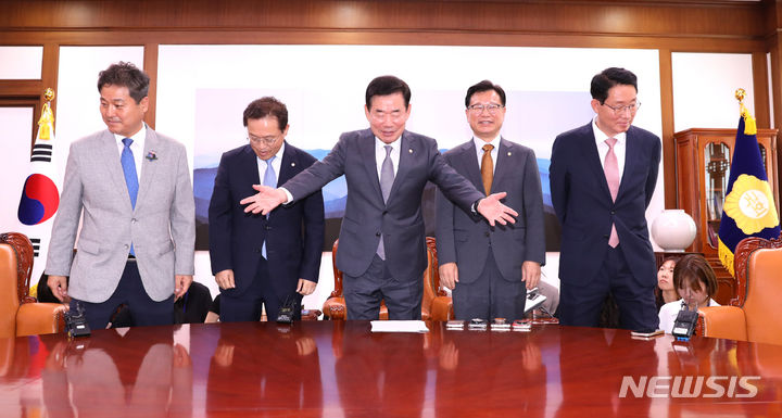 [서울=뉴시스] 전진환 기자 = 김진표 국회의장이 3일 오전 서울 여의도 국회 의장실에서 열린 여야 2+2 선거제 개편 협의체 발족식에서 여야 의원들과 기념촬영을 마치고 자리를 안내하고 있다. 오른쪽부터 정치개혁특위 국민의힘 간사인 김상훈 의원, 이양수 국민의힘 원내수석부대표, 김 국회의장, 송기헌 더불어민주당 원내수석부대표, 정치개혁특위 더불어민주당 간사인 김영배 의원. 2023.07.03. amin2@newsis.com