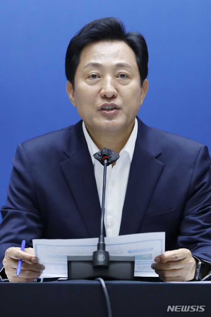 [서울=뉴시스] 최동준 기자 = 오세훈 서울시장이 3일 서울 중구 서울시청에서 취임 1주년 기자간담회를 하고 있다. 2023.07.03. photocdj@newsis.com