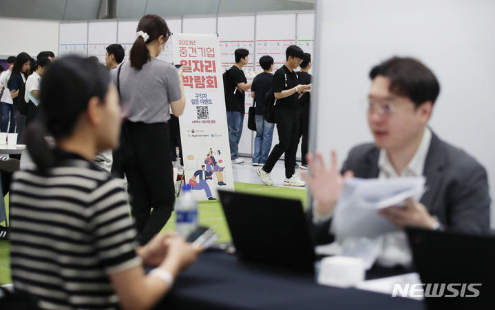 [서울=뉴시스] 김진아 기자 = 3일 서울 강남구 코엑스에서 열린 '2023 중견기업 일자리 박람회'에서 구직자들이 면접을 보고 있다. 2023.07.03. bluesoda@newsis.com
