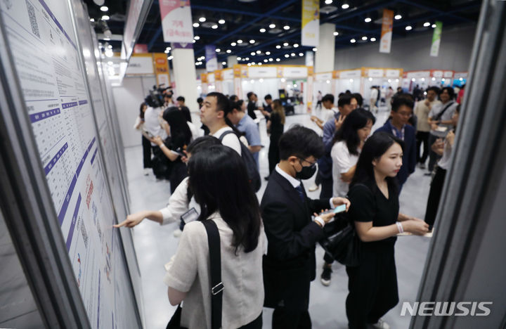 [서울=뉴시스] 김진아 기자 = 3일 서울 강남구 코엑스에서 열린 '2023 중견기업 일자리 박람회'에서 구직자들이 채용공고 게시판을 보고 있다. 2023.07.03. bluesoda@newsis.com