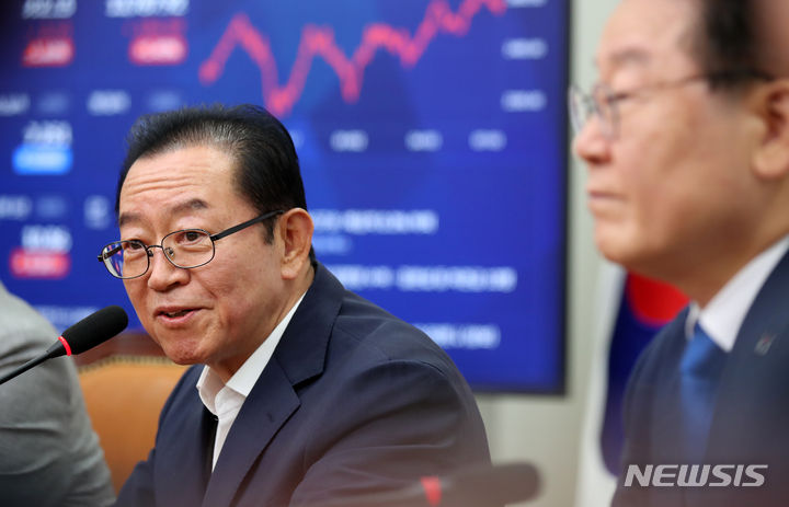 [서울=뉴시스] 고범준 기자 = 이종배 국민의힘 의원이 3일 오후 서울 여의도 국회에서 열린 초당적정치개혁 의원모임 간담회에서 발언하고 있다. 2023.07.03. bjko@newsis.com