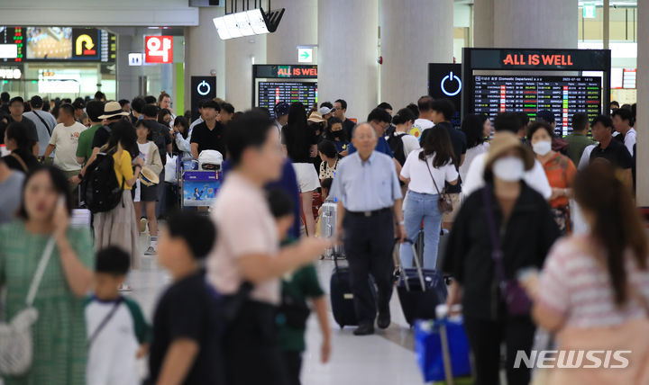 [제주=뉴시스] 우장호 기자 = 짙은 안개가 끼는 등 기상이 악화한 지난달 3일 오후 제주국제공항 3층 출발장에 승객들이 북적이고 있다. 2023.08.09. woo1223@newsis.com