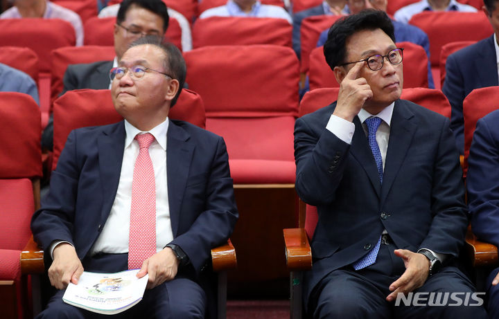 [서울=뉴시스] 추상철 기자 = 윤재옥 국민의힘 원내대표와 박광온 더불어민주당 원내대표가 3일 오후 서울 여의도 국회에서 '특별자치시·도 상생협력 협약 및 지방시대 정책포럼'에 참석해 있다. 2023.07.03. scchoo@newsis.com