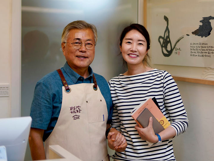[서울=뉴시스] 강선우 더불어민주당 의원이 지난 1일 문재인 전 대통령이 운영하는 평산책방을 방문했다며 페이스북에 문 전 대통령과 함께 찍은 사진을 게재했다. (사진=강선우 의원 페이스북) 2023.07.03. photo@newsis.com *재판매 및 DB 금지