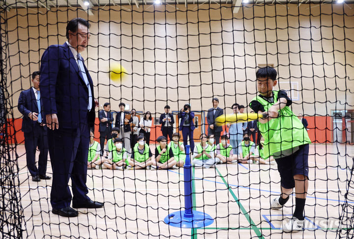 [서울=뉴시스] 홍효식 기자 = 윤석열 대통령이 방과 후 돌봄·교육 프로그램인 '늘봄학교' 참관을 위해 3일 경기도 수원 팔달구 수원초등학교를 방문해 티볼 교실을 참관하고 있다. (대통령실통신사진기자단) 2023.07.03. yesphoto@newsis.com