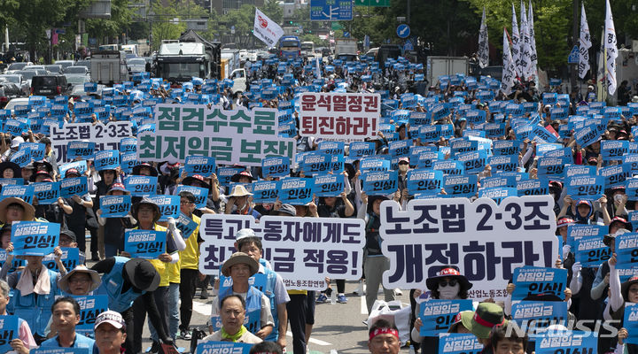 [서울=뉴시스] 김근수 기자 = 전국서비스산업연맹노동조합과 전국민주노동조합 총연맹 조합원들이 3일 서울 중구 세종대로에서 열린 민주노총 총파업 대회에서 구호를 외치고 있다. 2023.07.03. ks@newsis.com