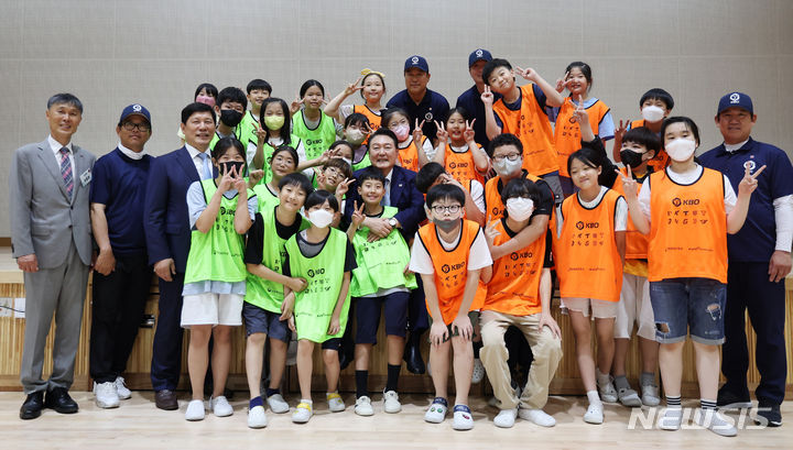 [서울=뉴시스] 홍효식 기자 = 윤석열 대통령이 방과 후 돌봄·교육 프로그램인 '늘봄학교' 참관을 위해 3일 경기도 수원 팔달구 수원초등학교를 방문해 티볼 교실을 참관한 뒤 학생들과 기념촬영하고 있다. (대통령실통신사진기자단) 2023.07.03. yesphoto@newsis.com