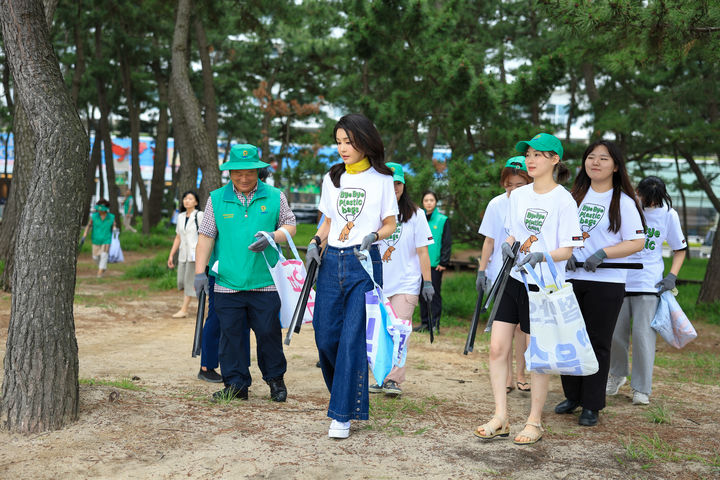 [서울=뉴시스] 윤석열 대통령 부인 김건희 여사가 3일 강원도 강릉 경포해수욕장을 찾아 새마을회 관계자 및 대학생 자원봉사자들과 함께 쓰레기와 폐플라스틱을 줍는 등 환경 정화 활동을 하고 있다. (사진=대통령실 제공) 2023.07.03. photo@newsis.com *재판매 및 DB 금지