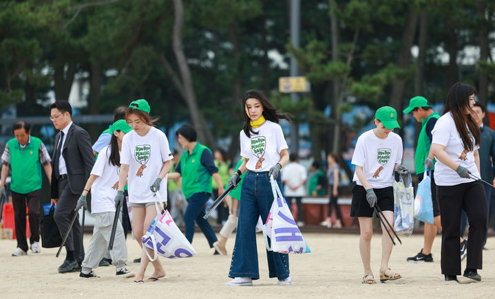 [서울=뉴시스] 윤석열 대통령 부인 김건희 여사가 3일 강원도 강릉 경포해수욕장을 찾아 새마을회 관계자 및 대학생 자원봉사자들과 함께 쓰레기와 폐플라스틱을 줍는 등 환경 정화 활동을 하고 있다. (사진=대통령실 제공) 2023.07.03. photo@newsis.com *재판매 및 DB 금지