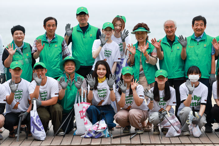 [서울=뉴시스] 윤석열 대통령 부인 김건희 여사가 3일 강원도 강릉 경포해수욕장을 찾아 새마을회 관계자 및 대학생 자원봉사자들과 함께 환경 정화 활동을 마친 뒤 기념촬영하고 있다. (사진=대통령실 제공) 2023.07.03. photo@newsis.com *재판매 및 DB 금지