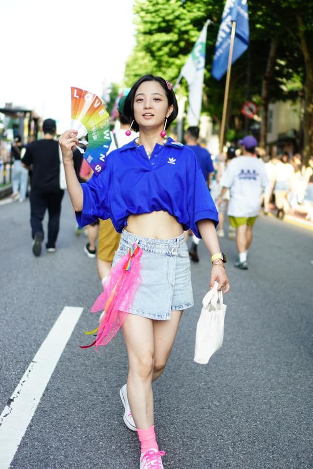 [서울=뉴시스] = 류호정 정의당 의원이 지난 1일 오후 서울 을지로 일대에서 열린 제24회 서울퀴어문화축제에 참가하고 있다. (사진=류호정 의원 페이스북) 2023.07.03. photo@newsis.com *재판매 및 DB 금지