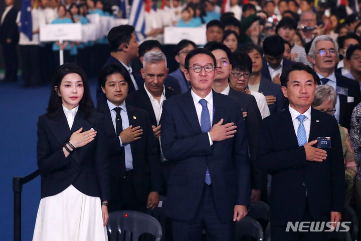 [강릉=뉴시스] 홍효식 기자 = 윤석열 대통령 부인 김건희 여사가 3일 오후 강원도 강릉아레나에서 열린 2023 강릉 세계합창대회 개막식에서 국기에 대한 경례를 하고 있다. 2023.07.03. yesphoto@newsis.com