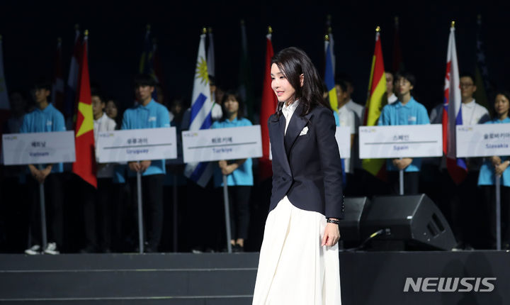 [강릉=뉴시스] 홍효식 기자 = 윤석열 대통령 부인 김건희 여사가 3일 오후 강원도 강릉아레나에서 열린 2023 강릉 세계합창대회 개막식에서 축사를 마친 뒤 단상을 내려오고 있다. 2023.07.03. yesphoto@newsis.com