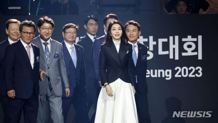 [강릉=뉴시스] 홍효식 기자 = 윤석열 대통령 부인 김건희 여사가 3일 오후 강원도 강릉아레나에서 열린 2023 강릉 세계합창대회 개막식에서 참석하고 있다. 2023.07.03. yesphoto@newsis.com