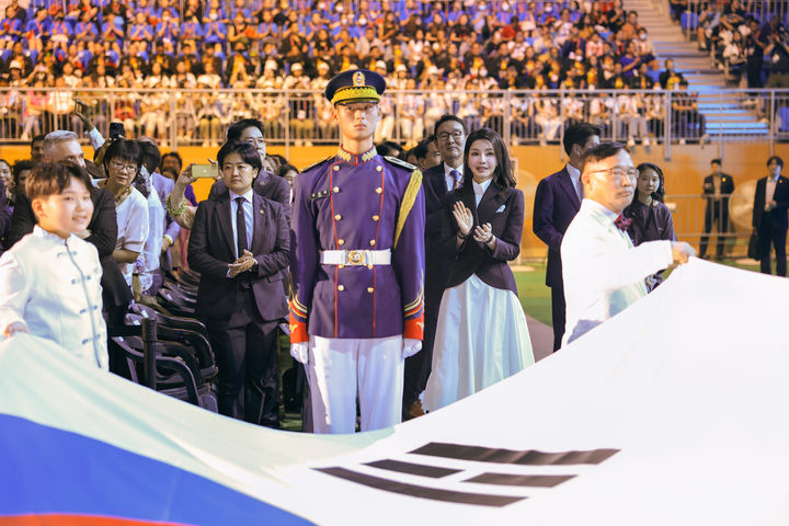 [서울=뉴시스] 윤석열 대통령 부인 김건희 여사가 3일 오후 강원도 강릉아레나에서 열린 2023 강릉 세계합창대회 개막식에서 태극기 입장에 박수 보내고 있다. (사진=대통령실 제공) 2023.07.03. photo@newsis.com *재판매 및 DB 금지
