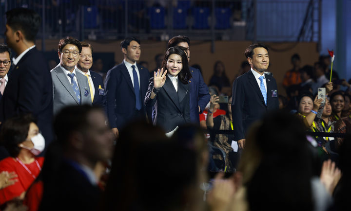 [서울=뉴시스] 윤석열 대통령 부인 김건희 여사가 3일 오후 강원도 강릉아레나에서 열린 2023 강릉 세계합창대회 개막식에 입장하고 있다. (사진=대통령실 제공) 2023.07.03. photo@newsis.com *재판매 및 DB 금지