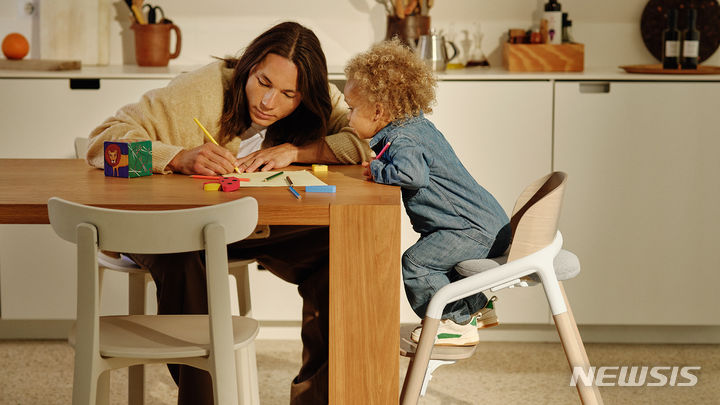[서울=뉴시스] MAG 부가부, 프리미엄 하이체어 '부가부 지라프' 런칭. (사진=부가부 코리아 제공) 2023.07.04. photo@newsis.com
