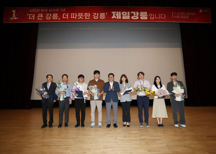 김홍규 강릉시장이 상반기 우수부서 및 직원을 포상하고, 4.11 강릉산불 재난대응 자원봉사 유공자에게 도지사 표창장을 전수했다. *재판매 및 DB 금지