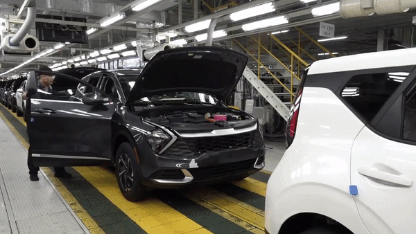 [광주=뉴시스] 광주광역시 내방동에 위치한 기아 오토랜드 광주 1공장에서 생산되고 있는 소형 스포츠유틸리티차량(SUV) 셀토스와 쏘울 부스터가 최종 검수를 받고 있다.&nbsp; (사진=기아 제공) 2023.06.29 photo@newsis.com *재판매 및 DB 금지 *재판매 및 DB 금지