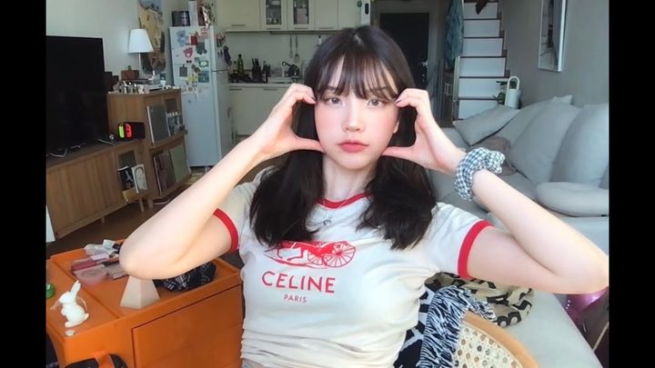 [서울=뉴시스]수스가 지난해 2월 커버한 팝송 가수 찰리 푸스(Charile puth)의 '라이트 스위치(Light Switch)' 영상은 3635만회가 넘는 조회수를 기록해 국내를 넘어 해외 시청자들에게도 큰 관심을 받았다. (사진=유튜브 'Xooos' 캡처) 2023.07.04 photo@newsis.com *재판매 및 DB 금지