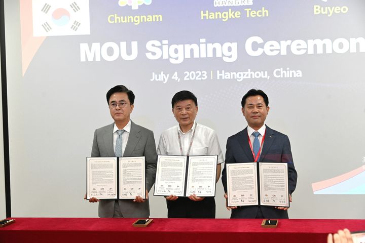 [뉴시스=부여](왼쪽)김태흠 충남도지사, CAO-JI 항커기업 회장, 박정현 부여군수가 투자협약 후 기념 사진을 찍고 있다.(사진=부여군) *재판매 및 DB 금지