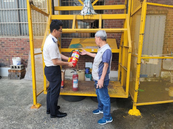 [수원=뉴시스] 가압식 소화기를 축압식 수화기로 교체해주고 있다. *재판매 및 DB 금지