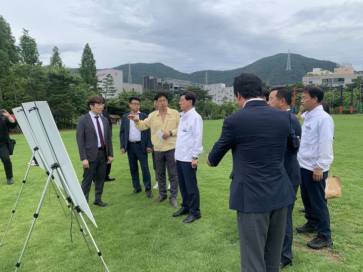 [부산=뉴시스] 지난 6월 30일 정종복 기장군수(왼쪽 4번째)가 기장군 정관읍 중앙공원에서 침수피해 예방을 위한 우수유출저감대책 수립 현장 조사에 참여하고 있다. (사진=기장군 제공) *재판매 및 DB 금지