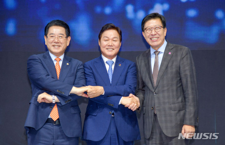 [창원=뉴시스] 홍정명 기자=4일 오후 경남 창원컨벤션센터에서 열린 '남해안 미래비전포럼' 행사에 참석한 김영록(왼쪽부터) 전남도지사, 박완수 경남도지사, 박형준 부산광역시장이 상생협력 의미로 서로 손을 맞잡고 있다.(사진=경남도 제공) 2023.07.04. photo@newsis.com
